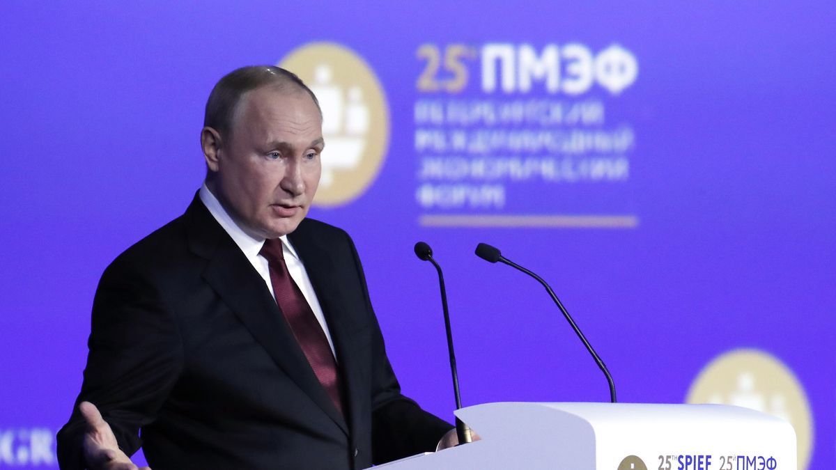 epaselect epa10018428 Russian President Vladimir Putin speaks during a plenary session of the St. Petersburg International Economic Forum (SPIEF) in St. Petersburg, Russia, 17 June 2022. The 25th St.Petersburg International Economic Forum runs from 15 to 18 June 2022. EPA/ANATOLY MALTSEV Dostawca: PAP/EPA.