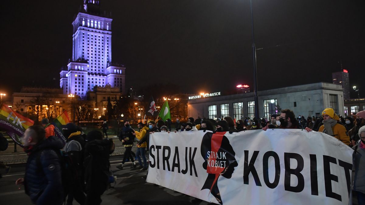 Zaostrzenie prawa aborcyjnego. Na zdjęciu liderka Strajku Kobiet Marta Lempart (C) podczas demonstracji.
