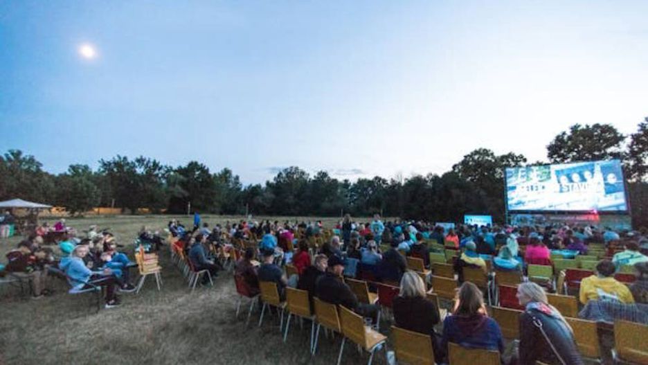 Rodzinne kino letnie na rynku przyciągnęło tłumy