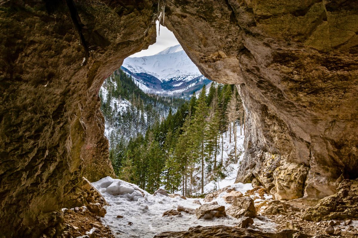 Jaskinia z oknem na Tatry. Widoki zapierają dech