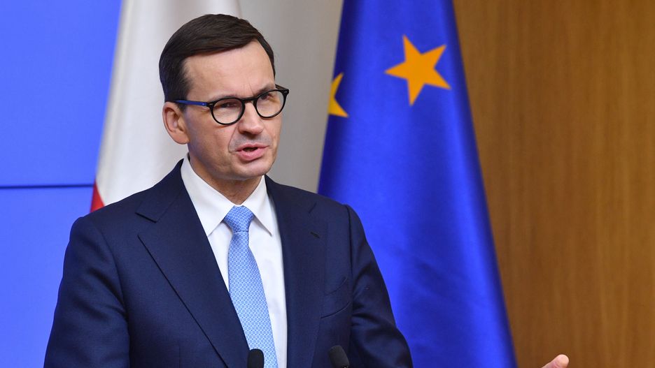 Bruksela, Belgia, 25.02.2022. Premier Mateusz Morawiecki wziÄ�Ĺ� udziaĹ� w konferencji prasowej w Brukseli, 25 bm. Tematem konferencji byĹ� atak militarny Rosji na UkrainÄ�. Premier Morawiecki weĹşmie udziaĹ� w Nadzwyczajnym szczycie Unii Europejskiej dot. agresji Rosji przeciwko Ukrainie. O jego zwoĹ�anie wnioskowaĹ� szef polskiego rzÄ�du. (aldg) PAP/Radek Pietruszka