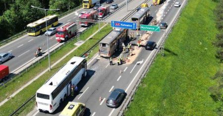 Zderzenie autokarów na A4 w Mysłowicach. Wiozły 90 dzieci