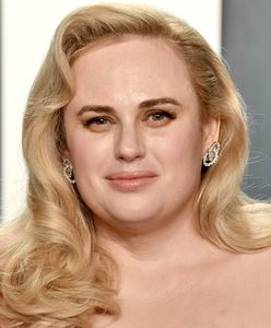 Odchudzona Rebel Wilson na plaży. Pozuje w stroju kąpielowym