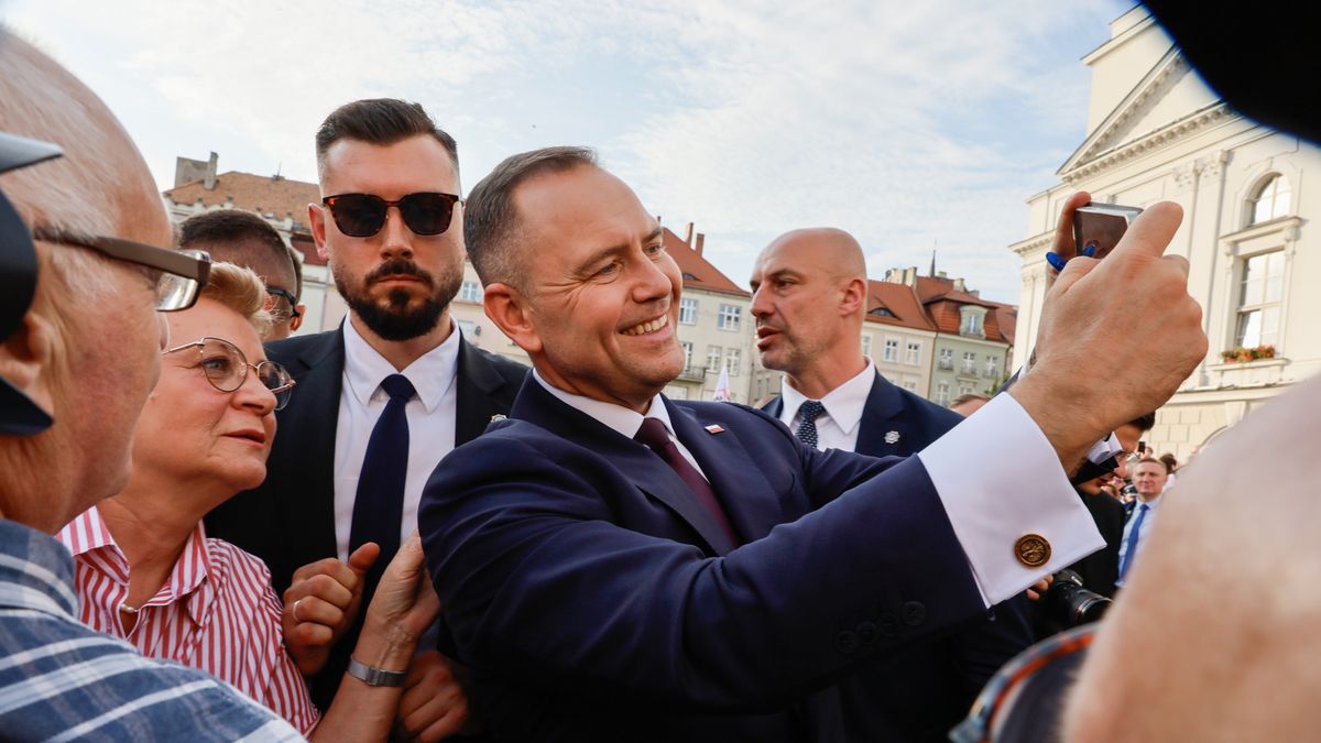 Kalisz, 07.08.2025. Prezydent RP Karol Nawrocki (C) podczas wizyty w Kaliszu, 7 bm. Prezydent RP spotkał się z mieszkańcami i odwiedził Sanktuarium Św. Józefa. (aldg) PAP/Tomasz Wojtasik