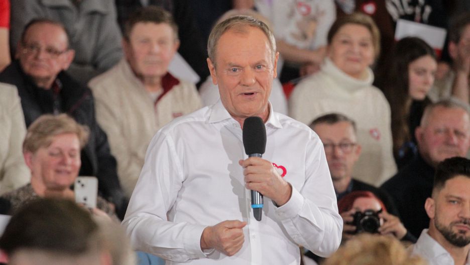 Morąg, 11.02.2024. Premier Donald Tusk (C) podczas otwartego spotkania z mieszkańcami w hali przy Szkole Podstawowej nr 1 w Morągu, 11 bm. (jm) PAP/Tomasz Waszczuk