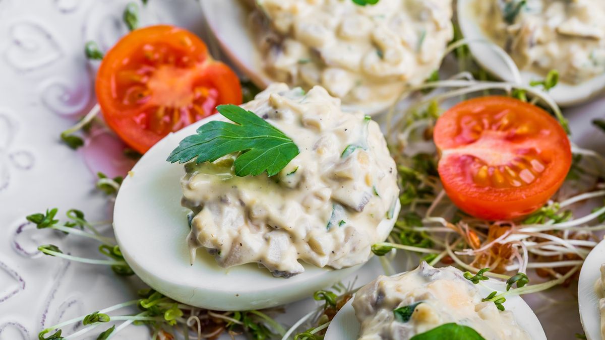 Jajka faszerowane z ogórkiem kiszonym