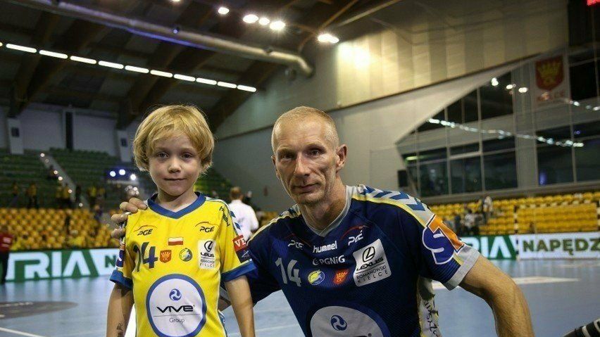 Karol Bielecki z synem Aleksandrem, który zaczyna trenować koszykówkę w UJK Kielce.