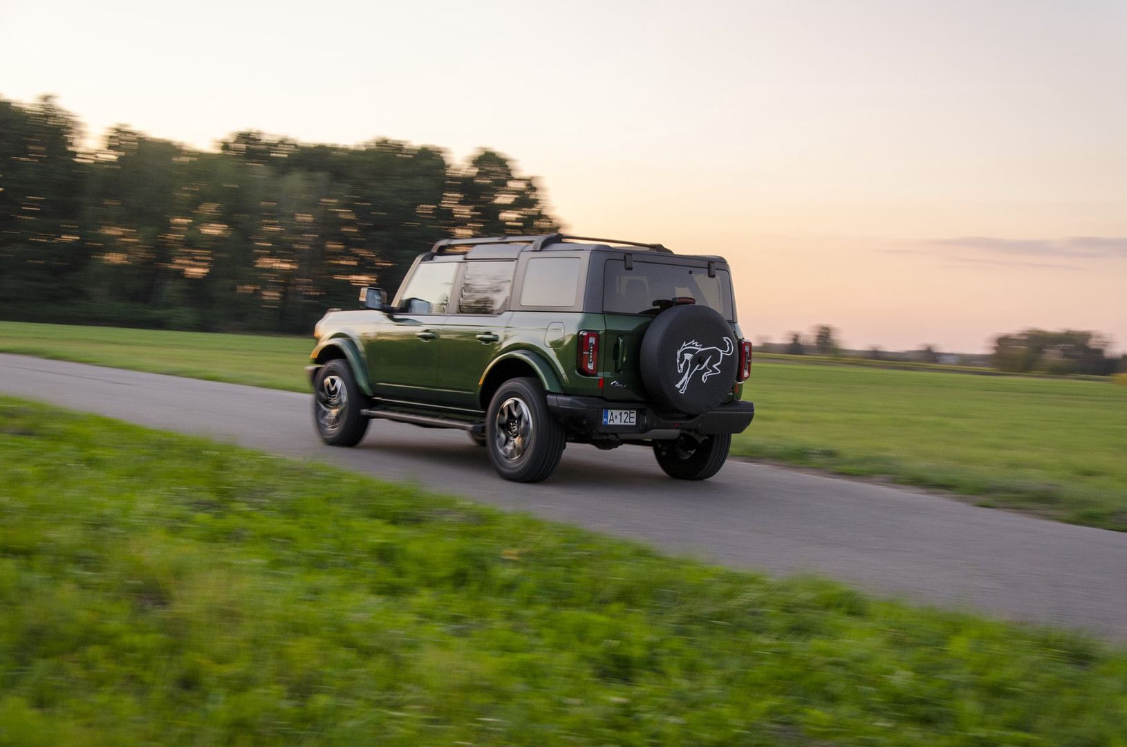 Ford Bronco zdecydowanie lepiej jeździ po twardym od Wranglera. 