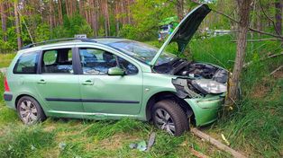 Szczecinek: Wypadek na DK20. Auto rozbiło się na drzewie
