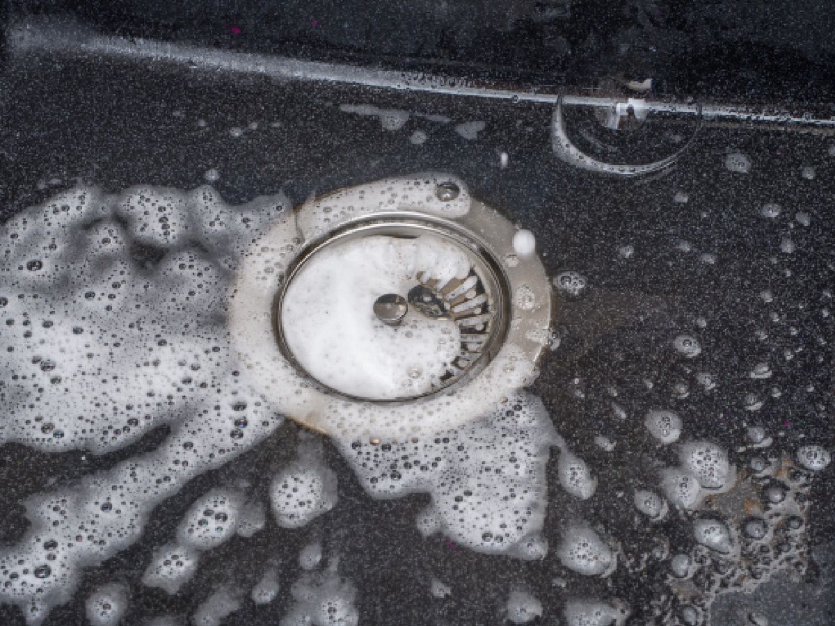 Wlej do odpływu. "Wyżre" cały brud