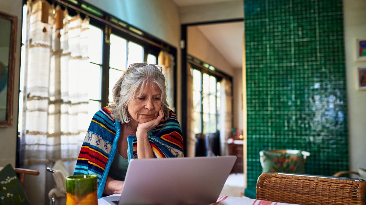Grey haired woman working from home using laptop
Senior woman wrapped in blanket standing at dining table looking at emails on laptop, morning, concentration, working from home
10'000 Hours