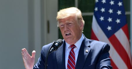 Facebook i Twitter twierdzą, że zwalczyli grupę trolli promujących Trumpa