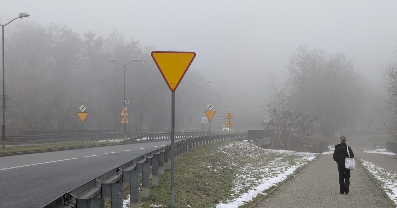 Śląskie: Gęste mgły nad województwem. IMGW wydał ostrzeżenie