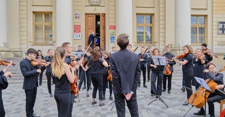 Orkiestra Symfoniczna z Ukrainy wystąpiła przed ratuszem. Zaprosiła na niedzielny koncert w Ogrodzie Saskim