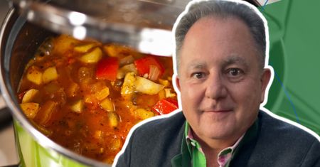 Robert Makłowicz gotuje leczo po chorwacku. Nie dodaje warzywa, które Polacy uwielbiają