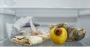 Przechowujesz w ten sposób jedzenie w lodówce? Szybko będzie do wyrzucenia
