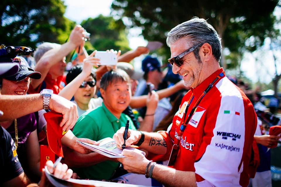 Wyluzowana ekipa Ferrari i rozdający autografyMaurizio Arrivabene - szef zespołu