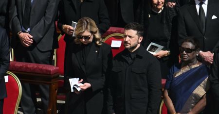 Doszło do złamania protokołu podczas pogrzebu. Chodzi o Zełenskiego