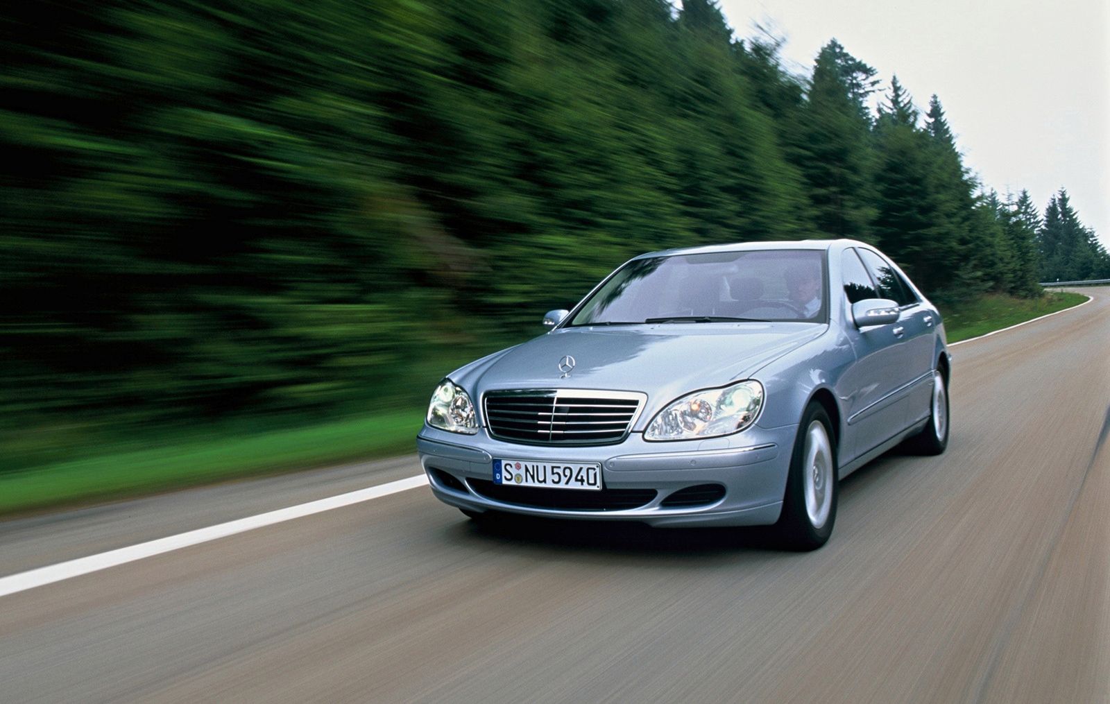 W roku 2000 Mercedes Klasy S był najnowszym, a także najdroższym modelem w swoim segmencie.