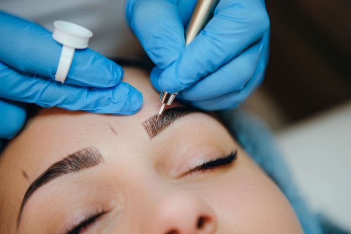 Microblading to makijaż permanentny brwi wykonywany za pomocą ręcznego wprowadzenia pigmentu w skórę.