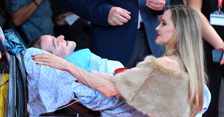 Poruszające. Takiej sytuacji jeszcze nie było. Angelina Jolie spotkała się z ciężko chorym fanem na czerwonym dywanie