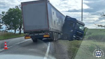 Pijany kierowca ciężarówki wjechał do rowu na DK74. Miał 1,6 promila alkoholu
