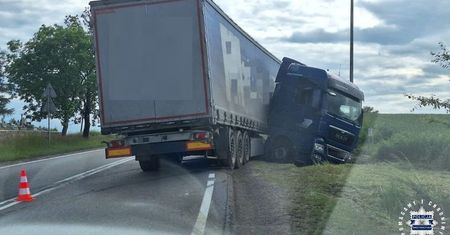 Pijany kierowca ciężarówki wjechał do rowu na DK74. Miał 1,6 promila alkoholu