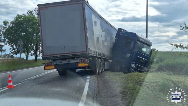 Pijany kierowca ciężarówki wjechał do rowu na DK74. Miał 1,6 promila alkoholu