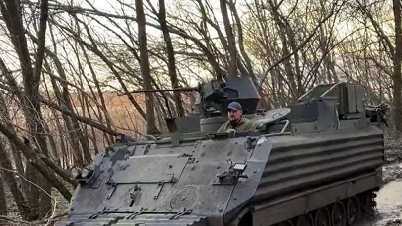 Duński M113G4DK dostarczony Ukrainie z dobrze widocznym pakietem pancerza dodatkowego po bokach.
