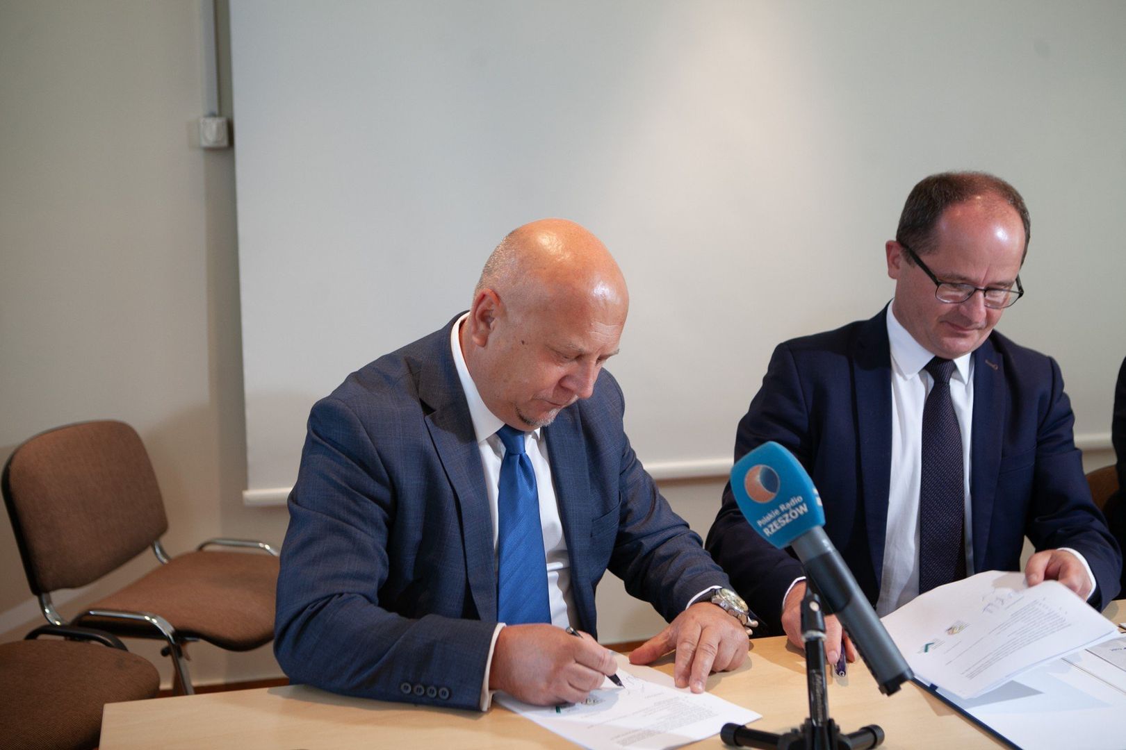 Podpisanie umowy między PKS Rzeszów S.A. a firmą GZOG ENERGY Sp. z o.o. z Bytomia, która zajmie się projektowaniem i budową stacji. Lokalizacja inwestycji to teren zajezdni PKS przy Alei Wyzwolenia w Rzeszowie.