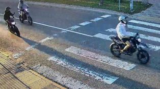 O krok od tragedii. Motocyklista ominął pieszego z dzieckiem