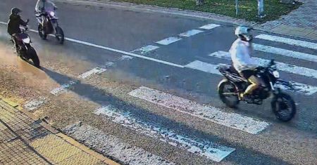 O krok od tragedii. Motocyklista ominął pieszego z dzieckiem