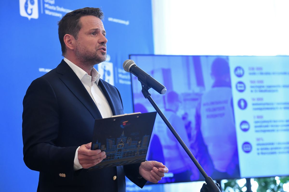 Warszawa, 21.06.2022. Prezydent Warszawy Rafał Trzaskowski na konferencji prasowej w Warszawie, 21 bm. Podczas konferencji zostały przedstawione najnowsze informacje na temat sytuacji w stolicy w związku z trwającym od ponad trzech miesięcy kryzysem uchodźczym oraz działania miasta w zakresie integracji obywateli Ukrainy. (mr) PAP/Piotr Nowak