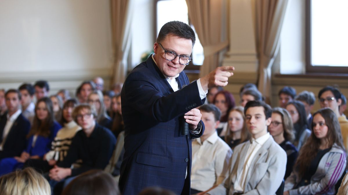 Kraków, 30.11.2023. Marszałek Sejmu Szymon Hołownia (C) podczas odbywającego się w ramach lekcji obywatelskiej spotkania z uczniami w V Liceum Ogólnokształcącym im. Augusta Witkowskiego w Krakowie, 30 bm. (ad) PAP/Łukasz Gągulski