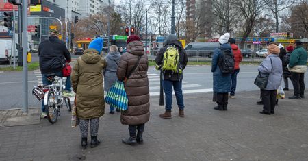 Tak źle z finansami Polaków nie było od 1990 r. Kiedy wzrost pensji dogoni inflację?