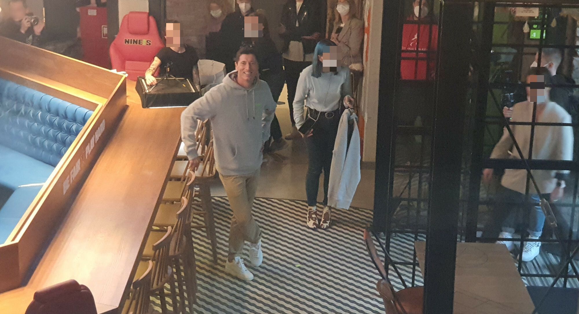 Dumny Robert Lewandowski oprowadza Klarę po restauracji