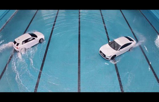 Synchroniczny balet w basenie prezentuje możliwości samochodów Audi (wideo)