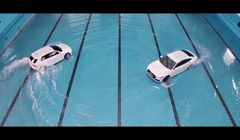 Synchroniczny balet w basenie prezentuje możliwości samochodów Audi (wideo)