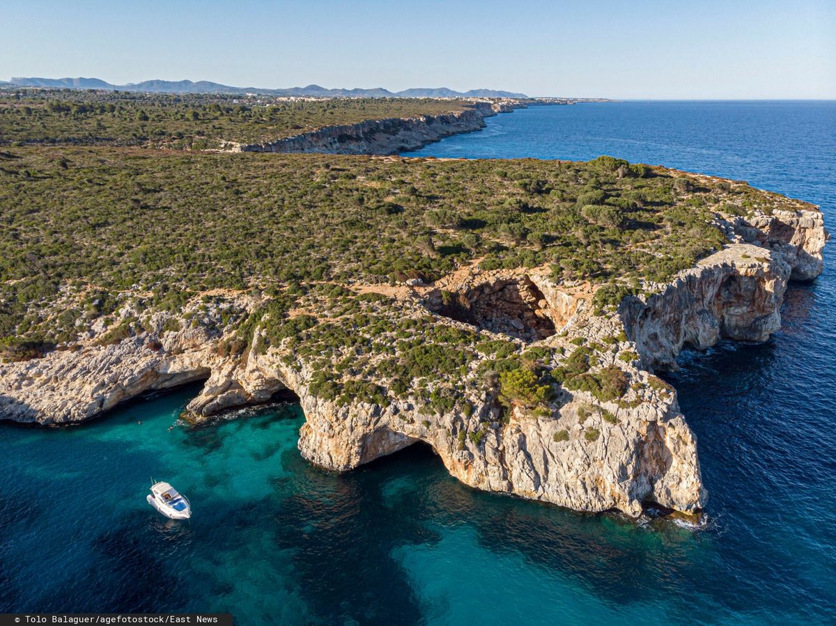 Cala Varques na Majorce przyciąga miłośników nurkowania.