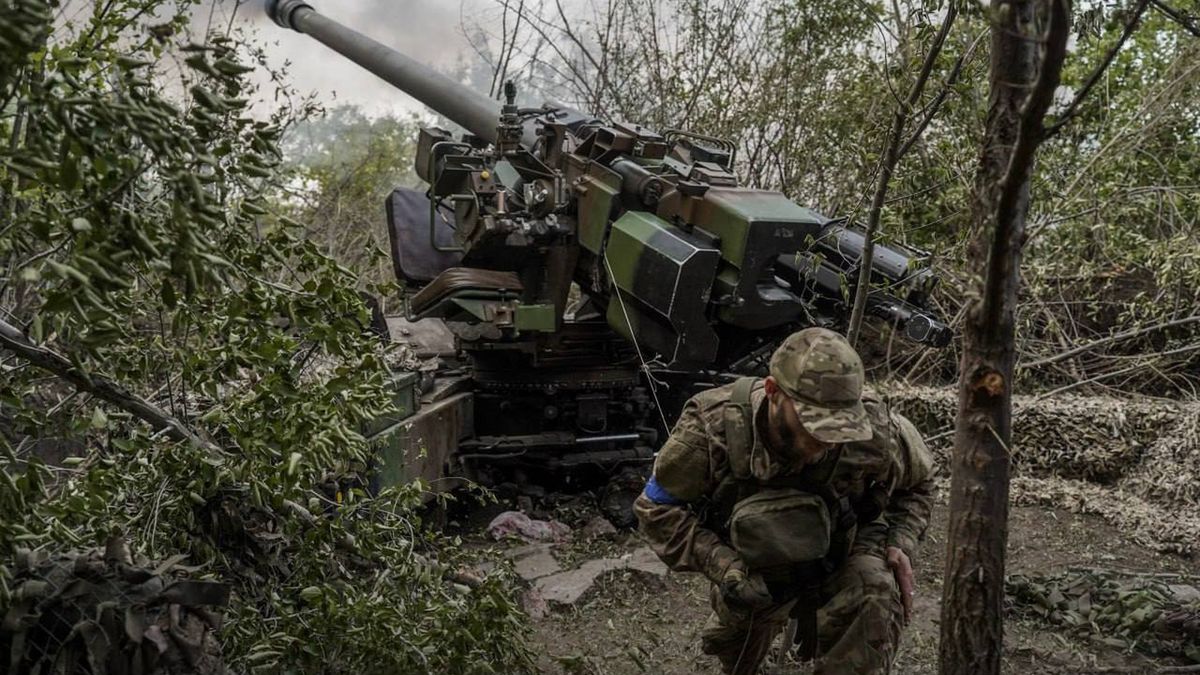 Ukraińscy artylerzyści operujący francuską armatohaubicą TRF1 na froncie