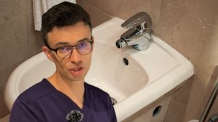 Proktolog alarmuje. Nigdy nie myj się w ten sposób