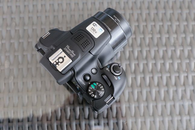 Canon PowerShot SX60 umożliwia pracę z czułością w zakresie ISO 100-3200 oraz czasami 1–1/2000 s.