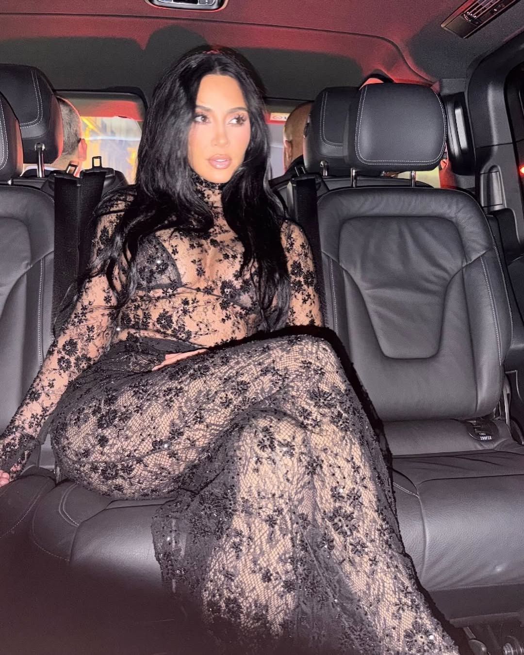 Kim Kardashian w przeźroczystej kreacji 