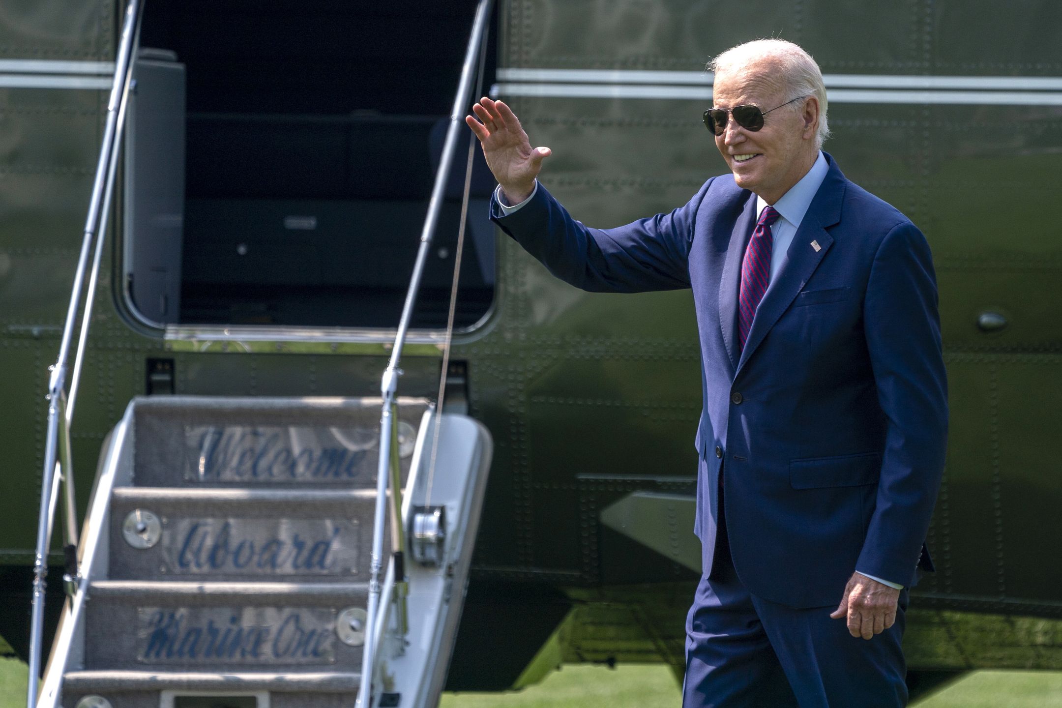 US President Joe Biden waves to supporters as he walks to board Marine One on the South Lawn of the White House in Washington, DC, USA, 28 July 2023. President Biden is traveling to Maine to deliver remarks on manufacturing and will then travel to Rehoboth Beach, Delaware for a week of vacation. EPA/SHAWN THEW Dostawca: PAP/EPA.