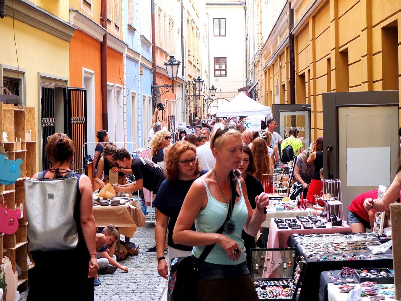 Wrocławskie kiermasze twórców latem odbywają się w `Przejściu Żelaźniczym