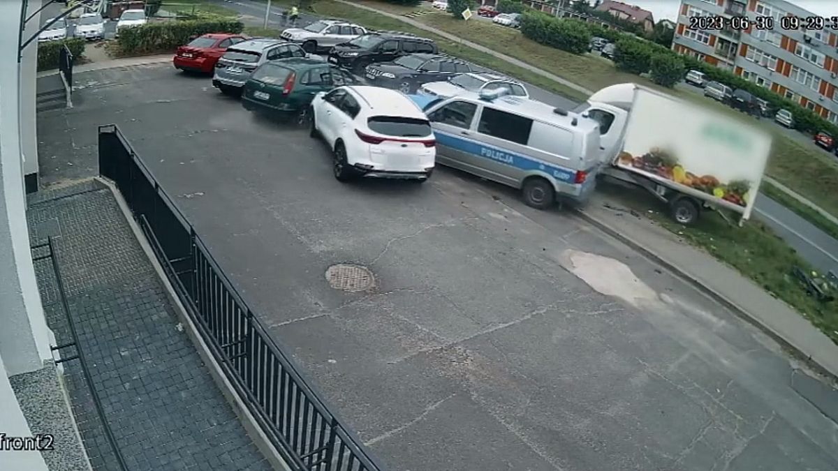 Radiowóz wjechał w zaparkowane auto. Sprawcy jednak nie ma