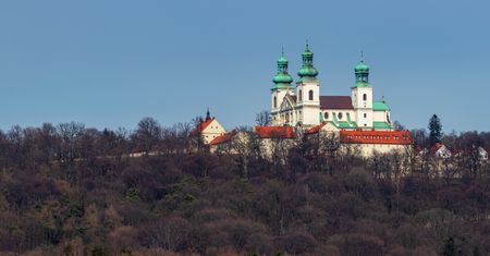 Turyści w Krakowie przesadzają. "Obcisłe legginsy i gołe pępki" w klasztorze