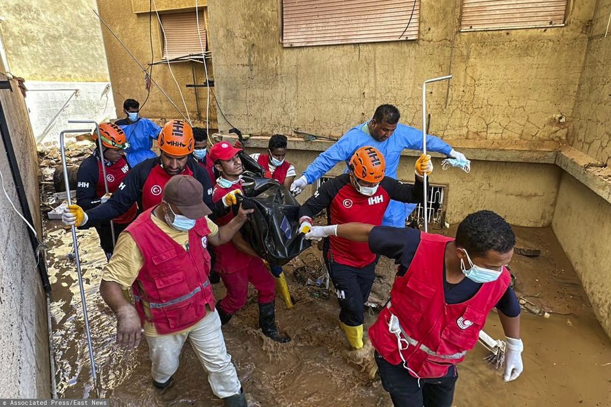 ratownicy odzyskują ciało ofiary powodzi w Dernie w Libii