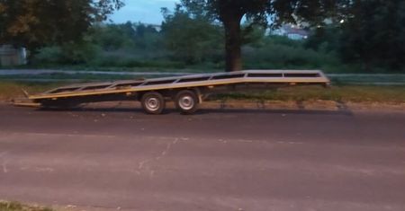 Przyczepa poszukuje pilnie właściciela. Prawdopodobnie mogła się odczepić w trakcie jazdy