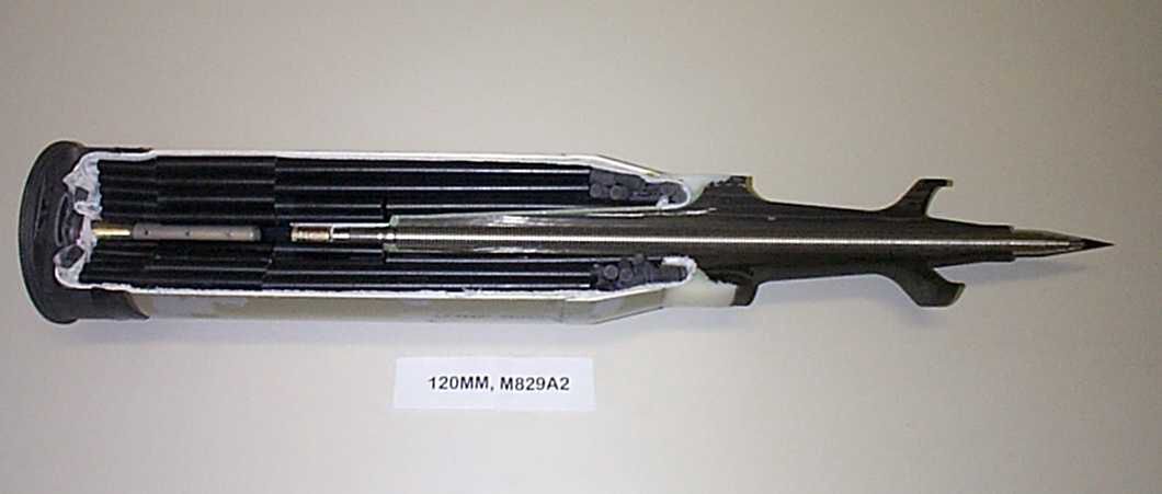 Przekrój czołgowego pocisku APFSDS M829A2. Penetrator ze zubożonego uranu jest zamknięty w aluminiowym sabocie 